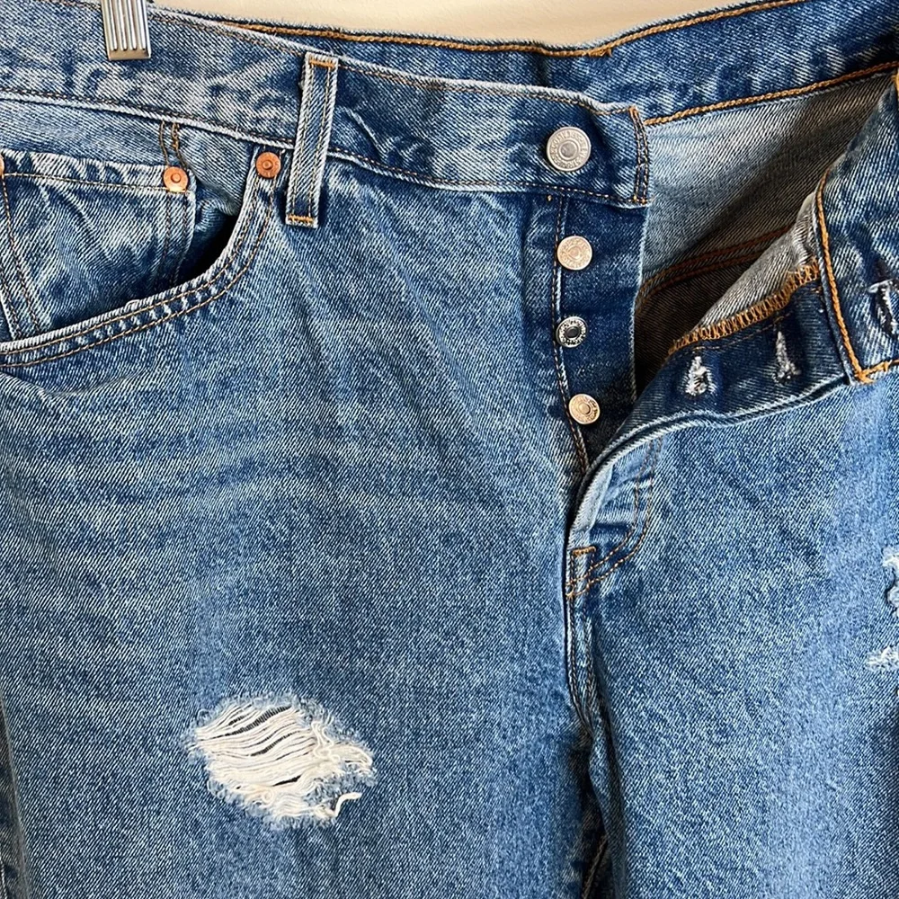 LEVI’S PREMIUM 501® ‘90S WOMEN'S JEANS - Destructed Indigo - Medium Wash - Picture 7 of 16